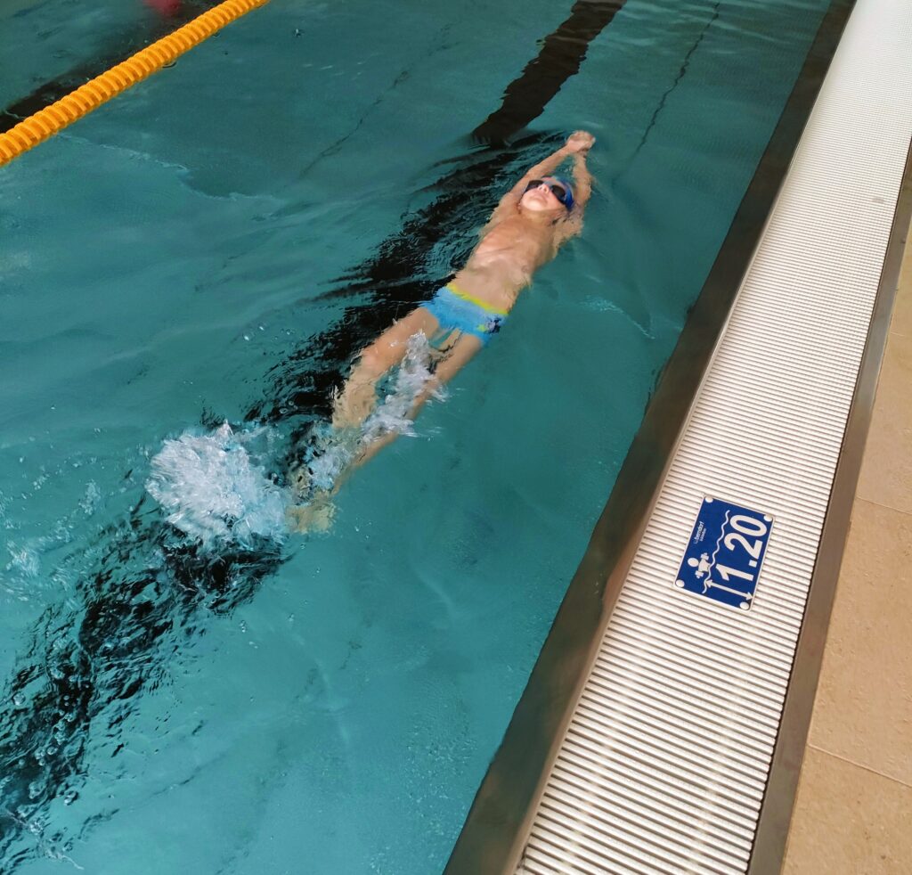 Chłopiec na basenie