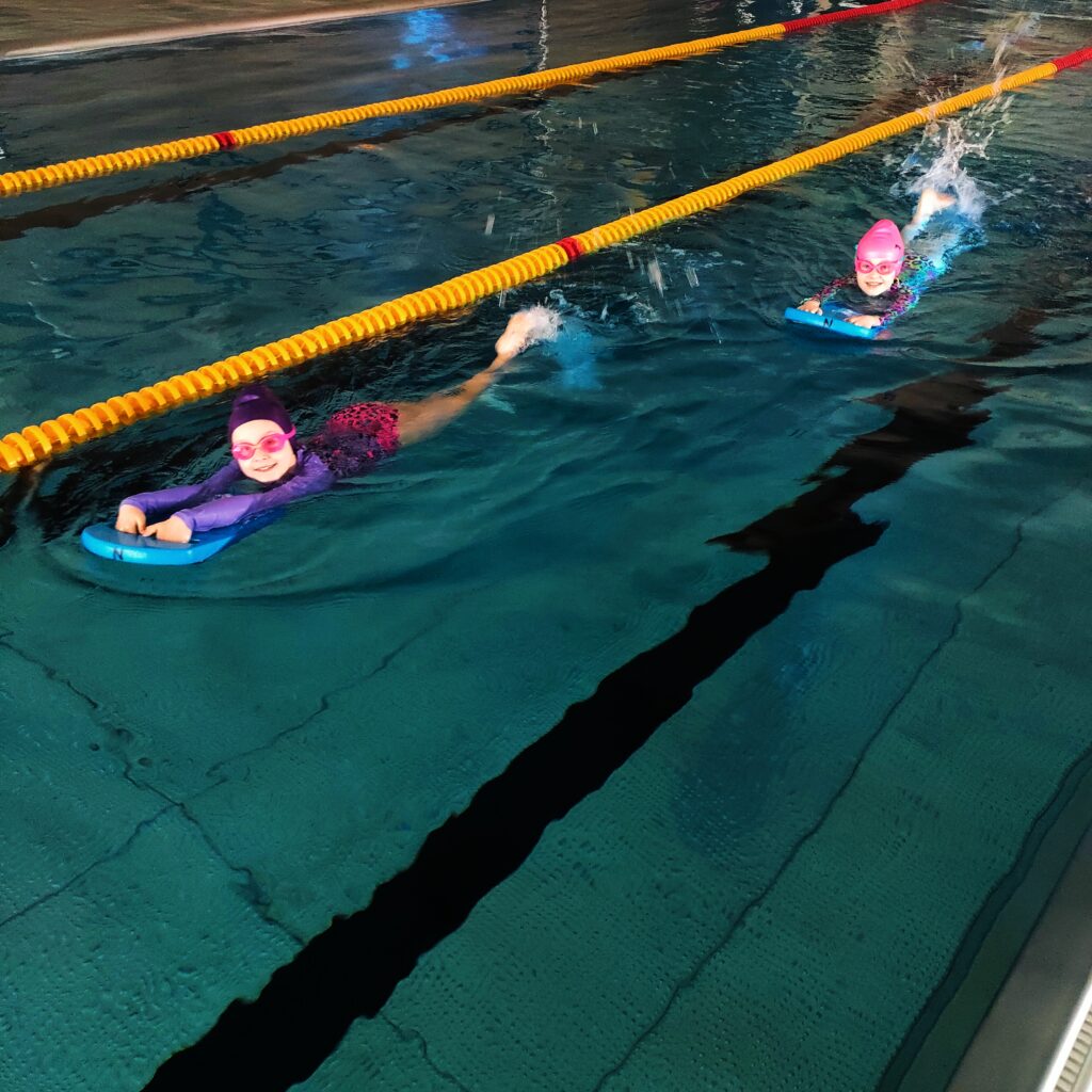 Dwie dziewczynki na basenie