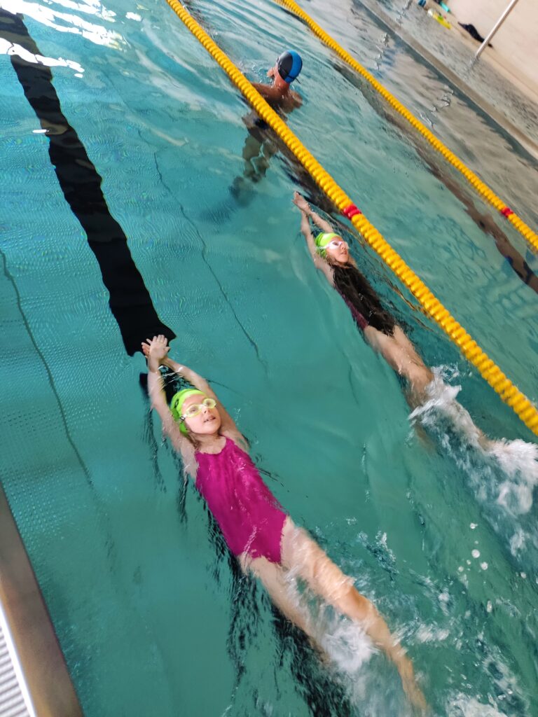 Dwie dziewczynki na basenie