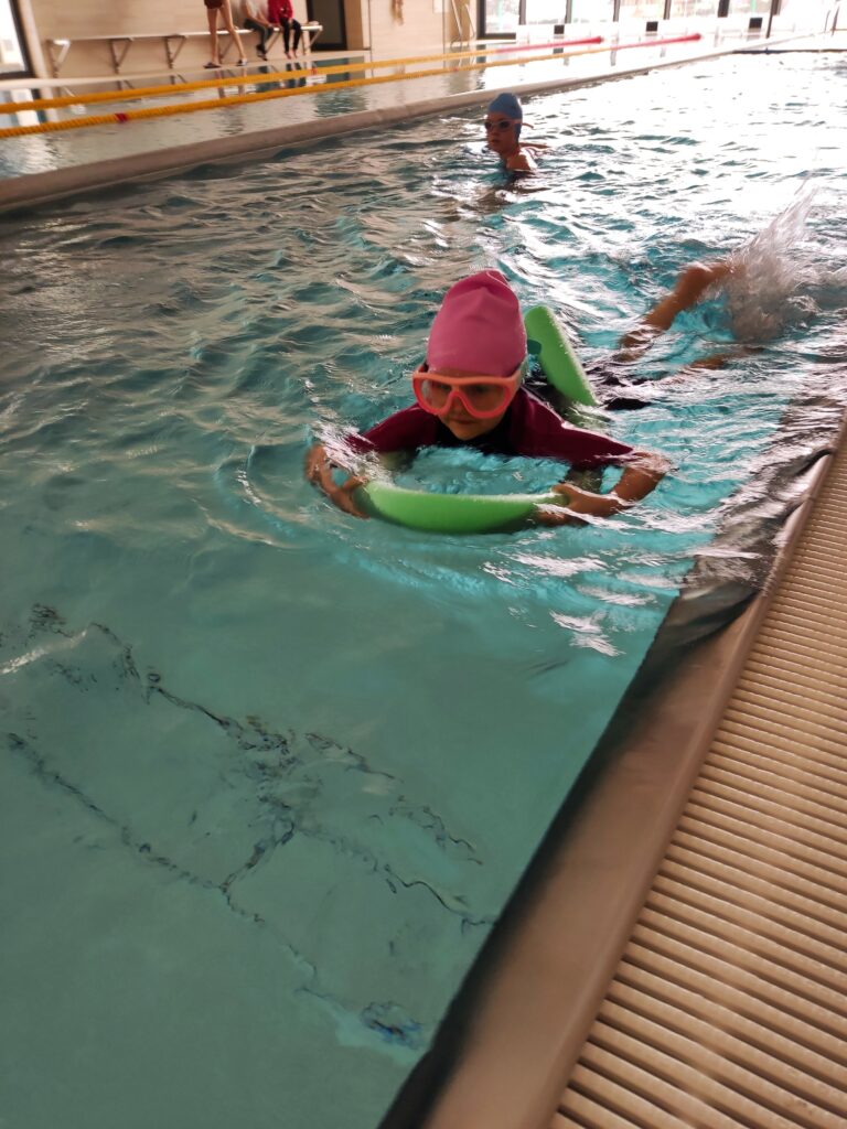 Dziewczynka ucząca się pływać