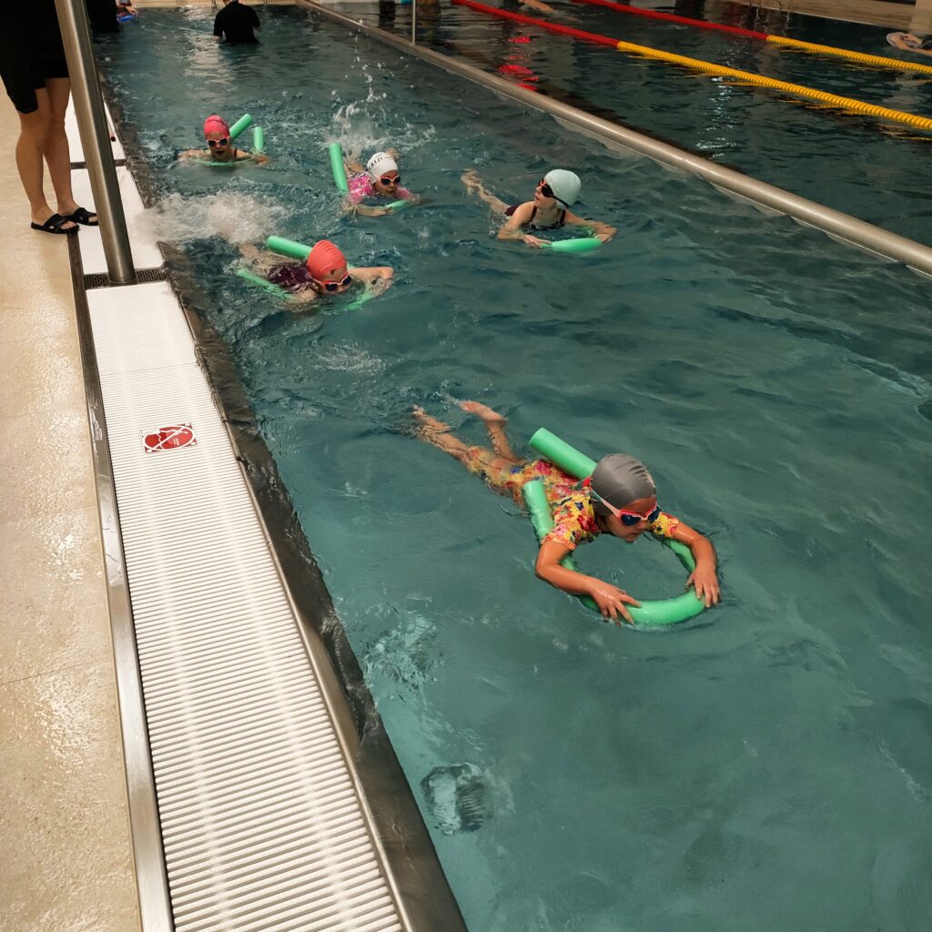 Przedszkolaki na basenie