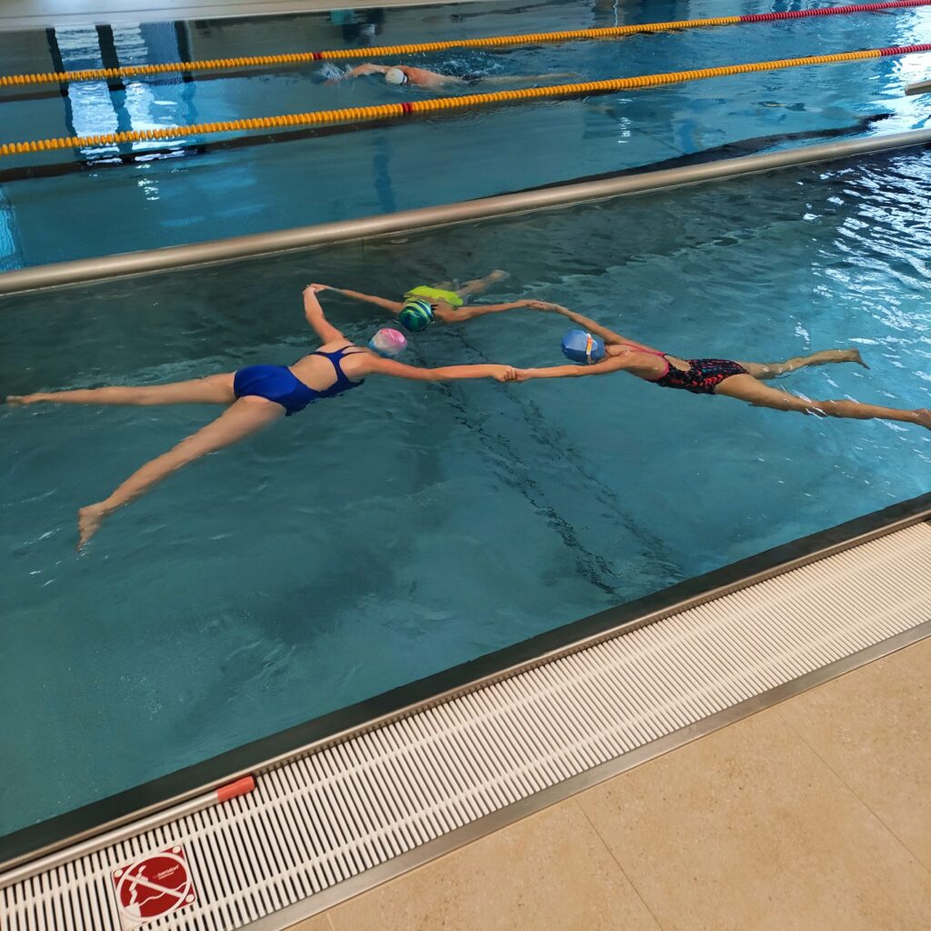 Trzy dziewczynki na basenie