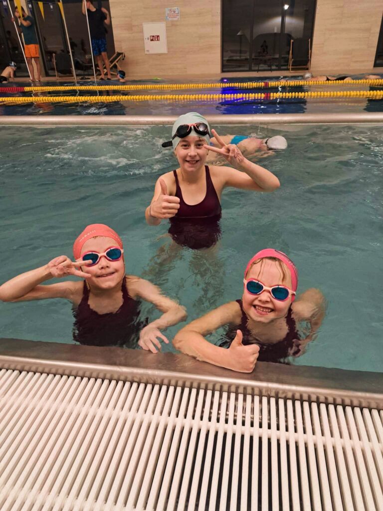 Trzy dziewczynki w basnie